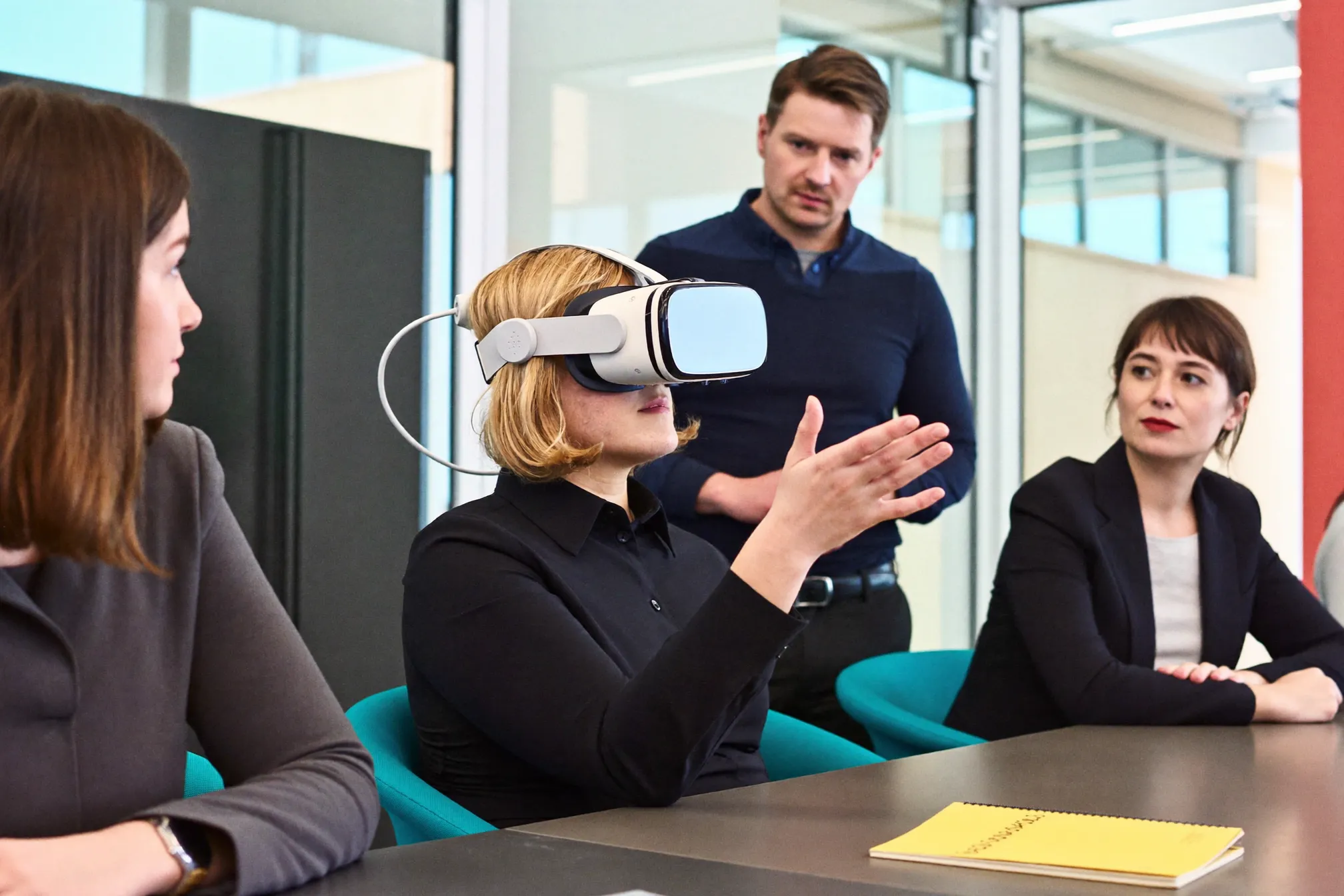 Atelier actif : un participant en casque de réalité virtuelle, ses collègues observent avec curiosité
